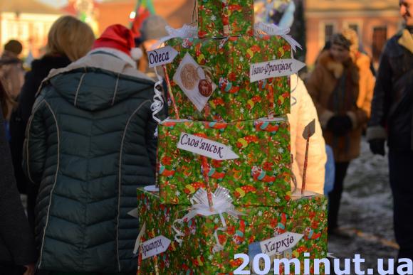 Солома, диски, дитячі малюнки. З яких матеріалів готувати у Кам’янці новорічні еко-ялинки? (ФОТОРЕПОРТАЖ), фото №17 на сайті 20minut.ua