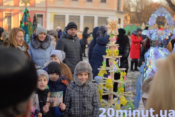 Солома, диски, дитячі малюнки. З яких матеріалів готувати у Кам’янці новорічні еко-ялинки? (ФОТОРЕПОРТАЖ), фото №18 на сайті 20minut.ua