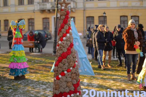 Солома, диски, дитячі малюнки. З яких матеріалів готувати у Кам’янці новорічні еко-ялинки? (ФОТОРЕПОРТАЖ), фото №4 на сайті 20minut.ua