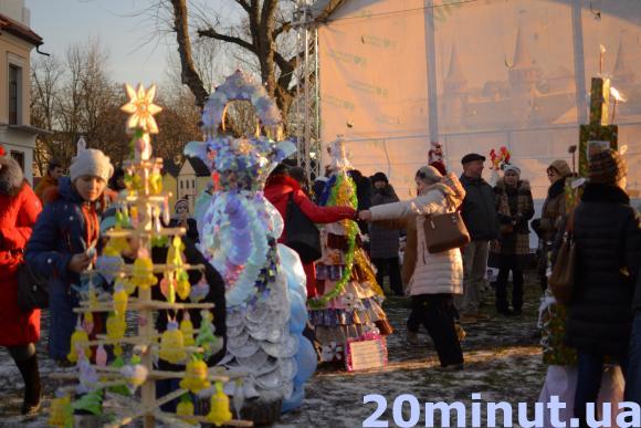 Солома, диски, дитячі малюнки. З яких матеріалів готувати у Кам’янці новорічні еко-ялинки? (ФОТОРЕПОРТАЖ), фото №7 на сайті 20minut.ua