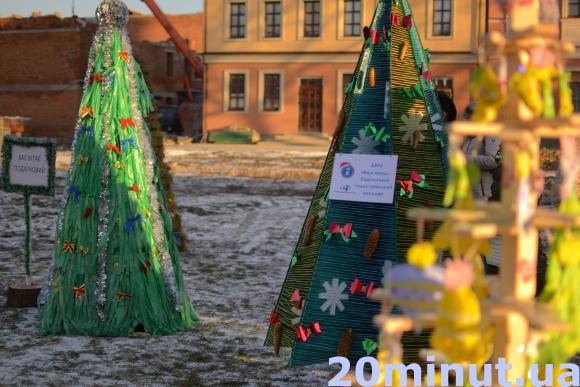 Солома, диски, дитячі малюнки. З яких матеріалів готувати у Кам’янці новорічні еко-ялинки? (ФОТОРЕПОРТАЖ), фото №8 на сайті 20minut.ua