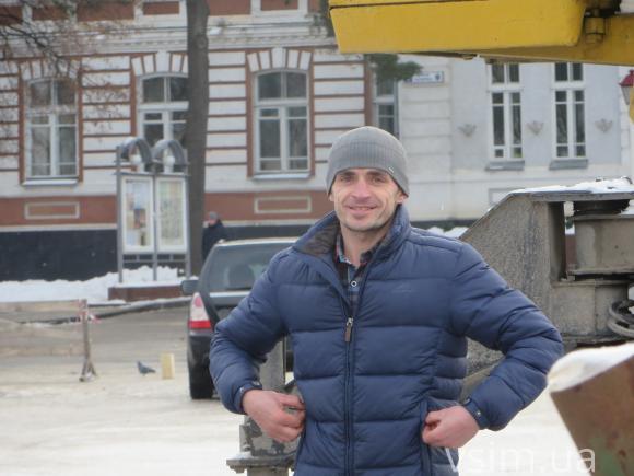 У Хмельницькому встановлюють 26-метрову новорічну ялинку, фото №1 на сайті vsim.ua