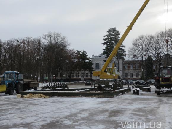 У Хмельницькому встановлюють 26-метрову новорічну ялинку, фото №2 на сайті vsim.ua
