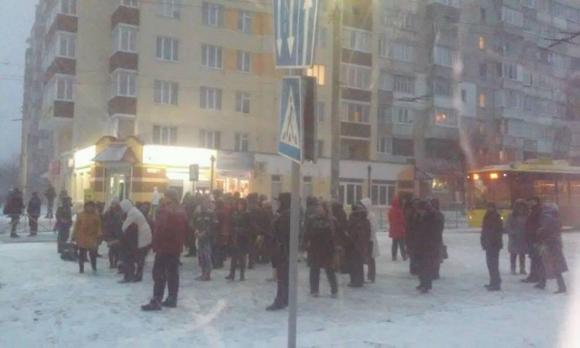 У Раковому люди блокують рух транспорту, фото №1 на сайті vsim.ua