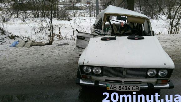 «ВАЗ» врізався в хлібовоз. Тіло жінки вирізали, чоловік помер в лікарні (ФОТО), фото №1 на сайті 20minut.ua