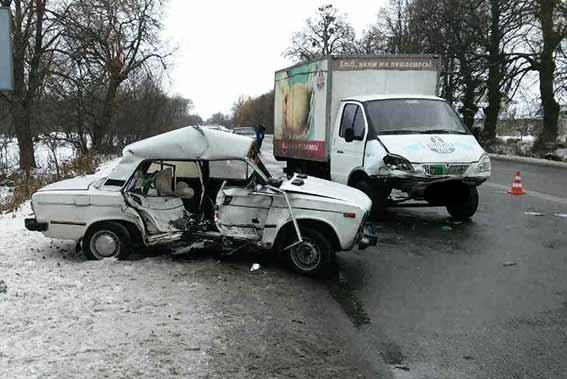 «ВАЗ» врізався в хлібовоз. Тіло жінки вирізали, чоловік помер в лікарні (ФОТО), фото №2 на сайті 20minut.ua