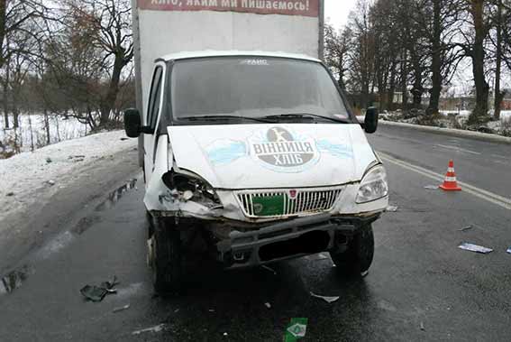 «ВАЗ» врізався в хлібовоз. Тіло жінки вирізали, чоловік помер в лікарні (ФОТО), фото №3 на сайті 20minut.ua