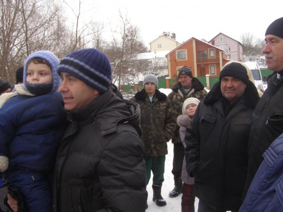"Він дістав нас своєю наглістю!" - дорогу під Вінницею люди перекрили з банкою чорної рідини, фото №1 на сайті 20minut.ua