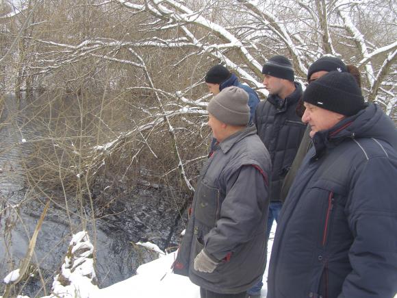 "Він дістав нас своєю наглістю!" - дорогу під Вінницею люди перекрили з банкою чорної рідини, фото №13 на сайті 20minut.ua
