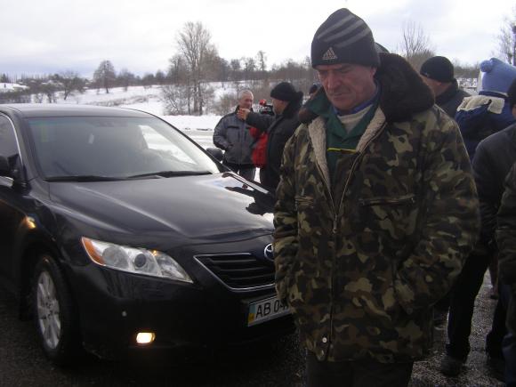 "Він дістав нас своєю наглістю!" - дорогу під Вінницею люди перекрили з банкою чорної рідини, фото №14 на сайті 20minut.ua