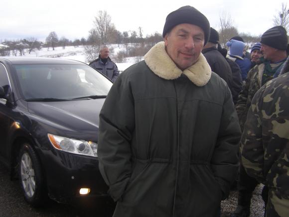 "Він дістав нас своєю наглістю!" - дорогу під Вінницею люди перекрили з банкою чорної рідини, фото №15 на сайті 20minut.ua