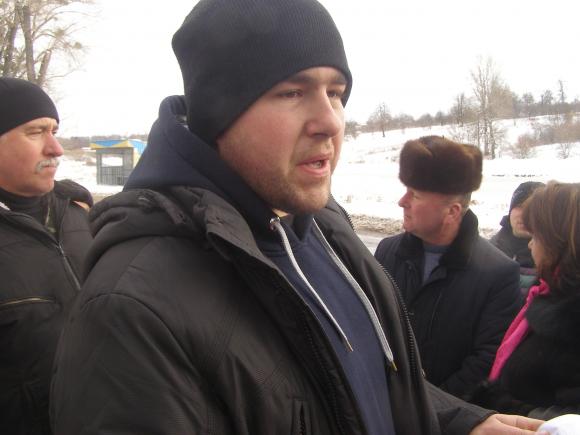 "Він дістав нас своєю наглістю!" - дорогу під Вінницею люди перекрили з банкою чорної рідини, фото №16 на сайті 20minut.ua