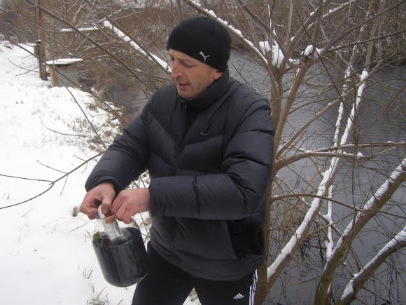 "Він дістав нас своєю наглістю!" - дорогу під Вінницею люди перекрили з банкою чорної рідини, фото №2 на сайті 20minut.ua