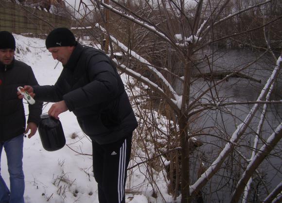 "Він дістав нас своєю наглістю!" - дорогу під Вінницею люди перекрили з банкою чорної рідини, фото №3 на сайті 20minut.ua