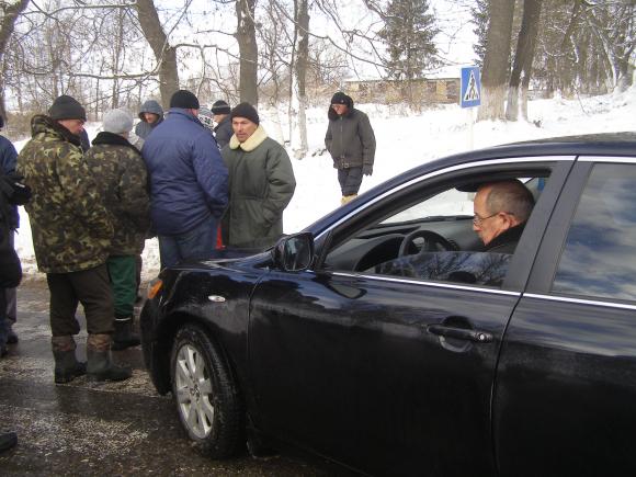 "Він дістав нас своєю наглістю!" - дорогу під Вінницею люди перекрили з банкою чорної рідини, фото №4 на сайті 20minut.ua