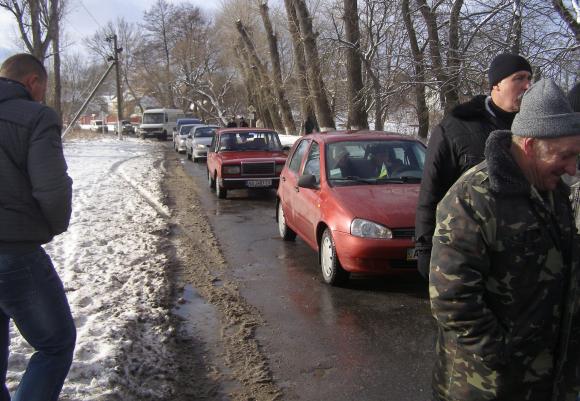 "Він дістав нас своєю наглістю!" - дорогу під Вінницею люди перекрили з банкою чорної рідини, фото №5 на сайті 20minut.ua