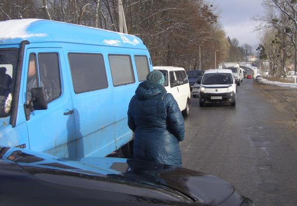 "Він дістав нас своєю наглістю!" - дорогу під Вінницею люди перекрили з банкою чорної рідини, фото №6 на сайті 20minut.ua