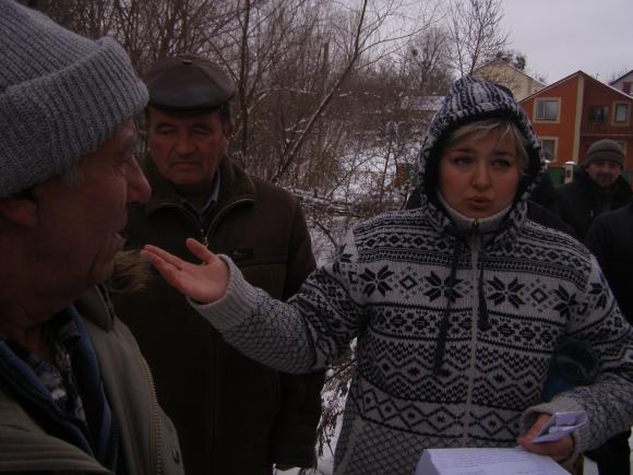 "Він дістав нас своєю наглістю!" - дорогу під Вінницею люди перекрили з банкою чорної рідини, фото №7 на сайті 20minut.ua