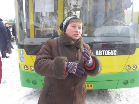 "Він дістав нас своєю наглістю!" - дорогу під Вінницею люди перекрили з банкою чорної рідини, фото №8 на сайті 20minut.ua