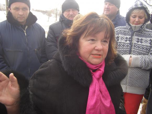 "Він дістав нас своєю наглістю!" - дорогу під Вінницею люди перекрили з банкою чорної рідини, фото №9 на сайті 20minut.ua