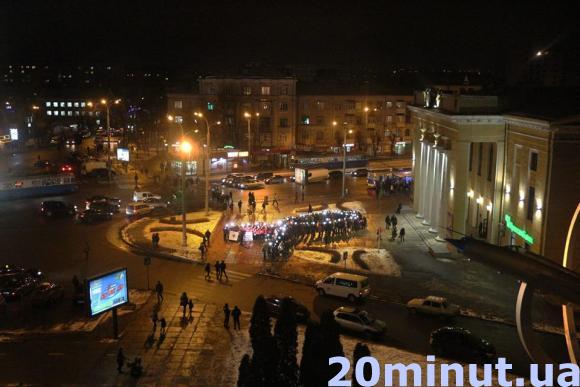 Вінницька молодь запалила свічки в пам’ять людей, які померли від СНІДу, фото №1 на сайті 20minut.ua