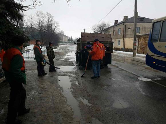 Ями на Тернопільщині латають… в дощ?, фото №1 на сайті 20minut.ua