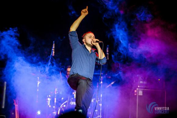 Зірки привітали Вінницю з Новим роком: Джамала закликала не стримувати свої бажання, а Олег Винник застеріг від «післявідходіння» на сайті 20minut.ua Зірки привітали Вінницю з Новим роком: Джамала закликала не стримувати свої бажання, а Олег Винник застеріг від «післявідходіння», фото №4 на сайті 20minut.ua