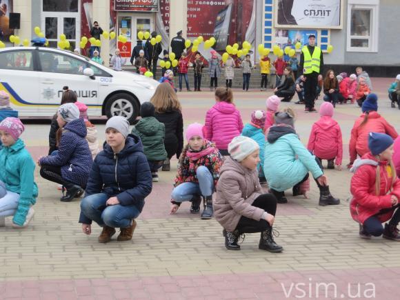 150 хмельницьких школярів влаштували флешмоб на Проскурівській, фото №3 на сайті vsim.ua