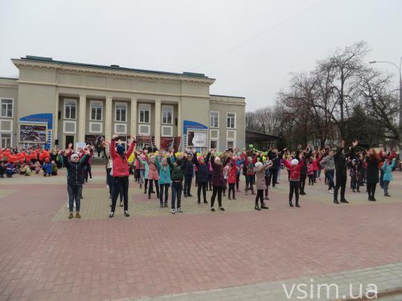 150 хмельницьких школярів влаштували флешмоб на Проскурівській, фото №5 на сайті vsim.ua