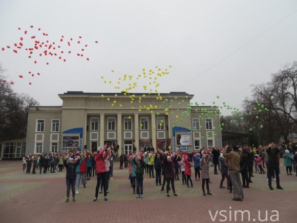 150 хмельницьких школярів влаштували флешмоб на Проскурівській, фото №6 на сайті vsim.ua