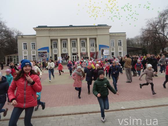 150 хмельницьких школярів влаштували флешмоб на Проскурівській, фото №7 на сайті vsim.ua