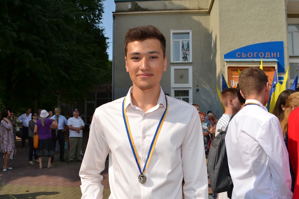 “Потрібно мати гарні відносини з вчителями”: хмельницькі випускники-медалісти щиро розповіли про навчання на сайті vsim.ua “Потрібно мати гарні відносини з вчителями”: хмельницькі випускники-медалісти щиро розповіли про навчання, фото №1 на сайті vsim.ua