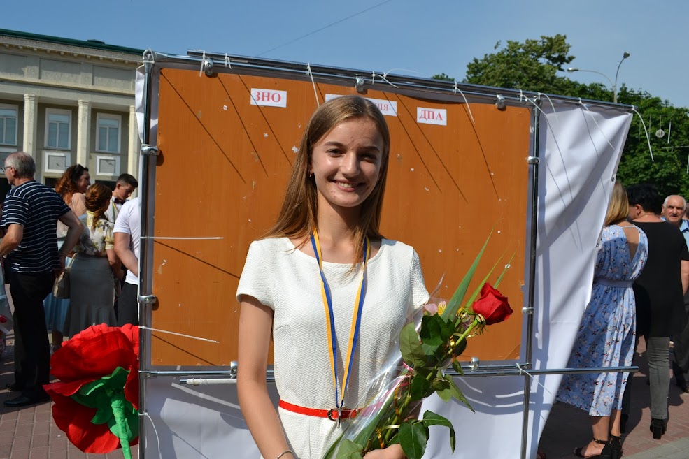 “Потрібно мати гарні відносини з вчителями”: хмельницькі випускники-медалісти щиро розповіли про навчання на сайті vsim.ua “Потрібно мати гарні відносини з вчителями”: хмельницькі випускники-медалісти щиро розповіли про навчання, фото №2 на сайті vsim.ua