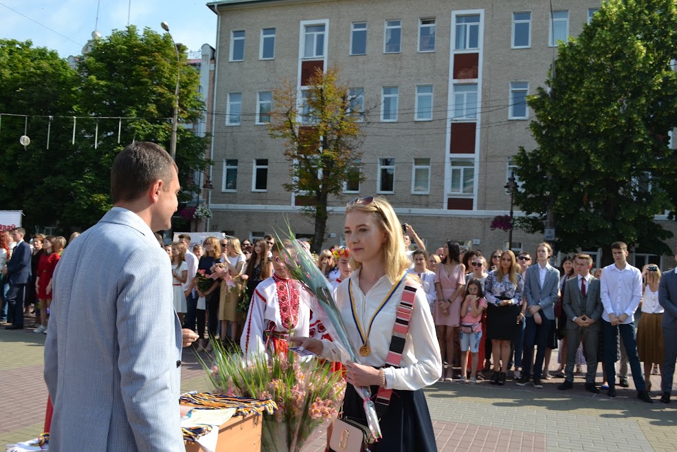 “Потрібно мати гарні відносини з вчителями”: хмельницькі випускники-медалісти щиро розповіли про навчання на сайті vsim.ua “Потрібно мати гарні відносини з вчителями”: хмельницькі випускники-медалісти щиро розповіли про навчання, фото №7 на сайті vsim.ua