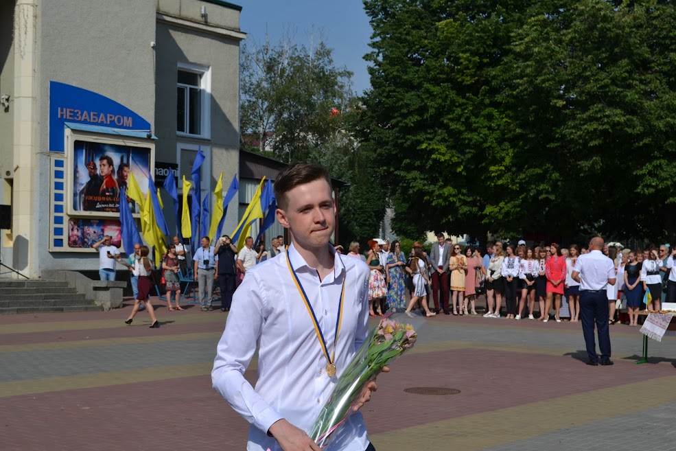 “Потрібно мати гарні відносини з вчителями”: хмельницькі випускники-медалісти щиро розповіли про навчання на сайті vsim.ua “Потрібно мати гарні відносини з вчителями”: хмельницькі випускники-медалісти щиро розповіли про навчання, фото №8 на сайті vsim.ua