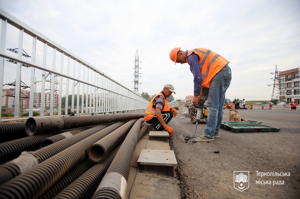 На Гаївському перехресті уже стелять асфальт. Коли відновлять рух транспорту? (ФОТО), фото №1 на сайті 20minut.ua