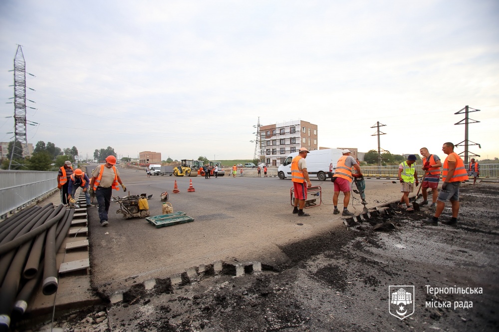 На Гаївському перехресті уже стелять асфальт. Коли відновлять рух транспорту? (ФОТО), фото №4 на сайті 20minut.ua