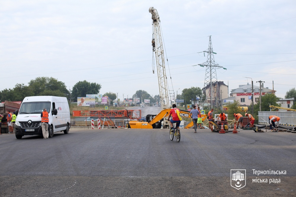 На Гаївському перехресті уже стелять асфальт. Коли відновлять рух транспорту? (ФОТО), фото №5 на сайті 20minut.ua