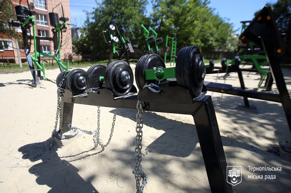 Майданчик з вуличними гантелями тернопіль