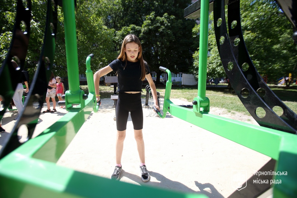 Майданчик з вуличними гантелями тернопіль