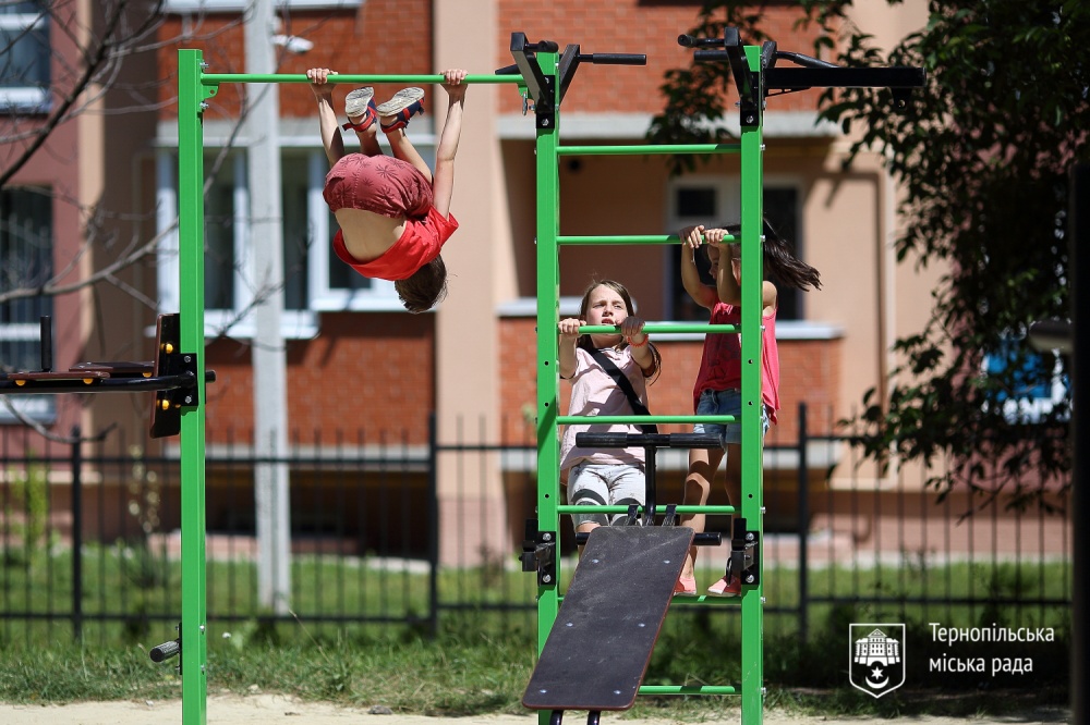 Майданчик з вуличними гантелями тернопіль