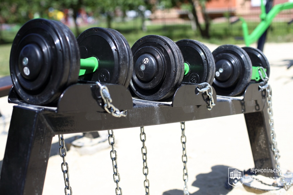 Майданчик з вуличними гантелями тернопіль