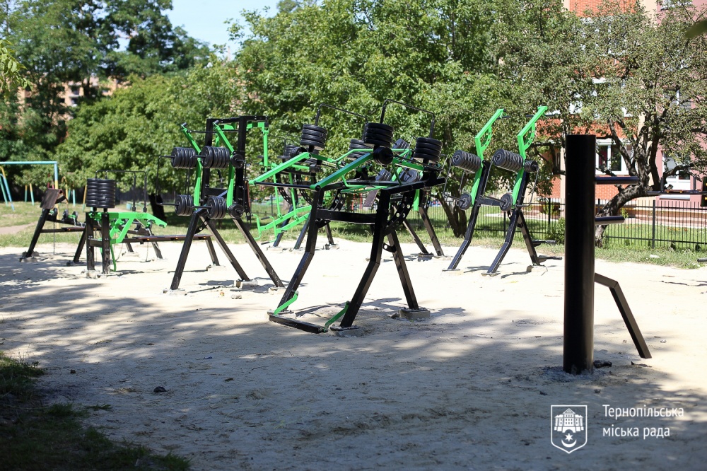 Майданчик з вуличними гантелями тернопіль