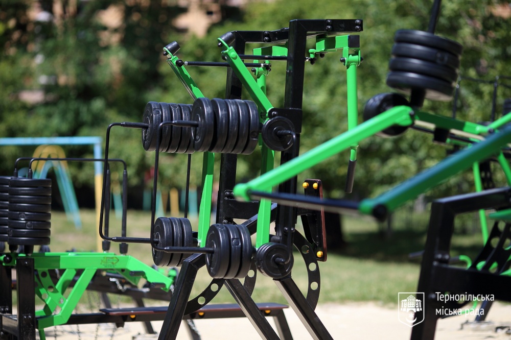 Майданчик з вуличними гантелями тернопіль