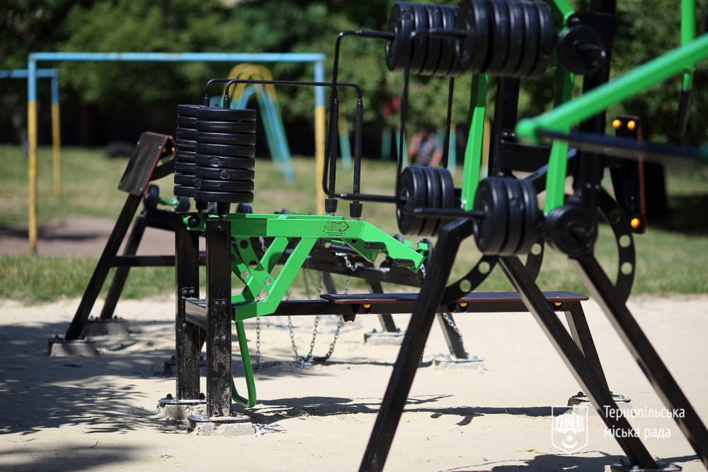 Майданчик з вуличними гантелями тернопіль