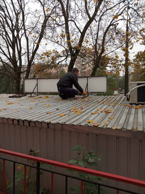 На Миру демонтують самовільно встановлений кіоск (ФОТО) на сайті 20minut.ua На Миру демонтують самовільно встановлений кіоск (ФОТО), фото №1 на сайті 20minut.ua