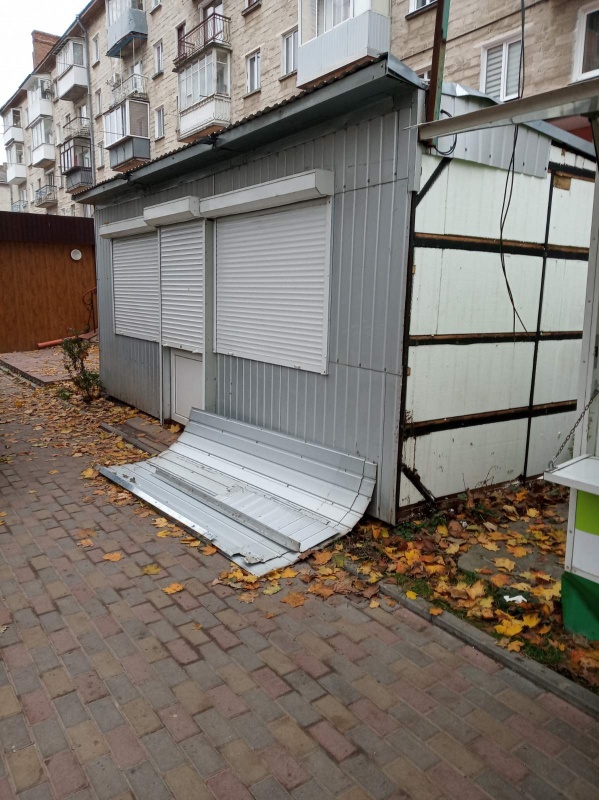 На Миру демонтують самовільно встановлений кіоск (ФОТО) на сайті 20minut.ua На Миру демонтують самовільно встановлений кіоск (ФОТО), фото №2 на сайті 20minut.ua