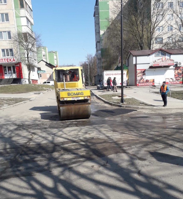 У Тернополі на проїжджих частинах латали ями. На яких вулицях ліквідували вибоїни (АДРЕСИ) на сайті 20minut.ua У Тернополі на проїжджих частинах латали ями. На яких вулицях ліквідували вибоїни (АДРЕСИ), фото №2 на сайті 20minut.ua