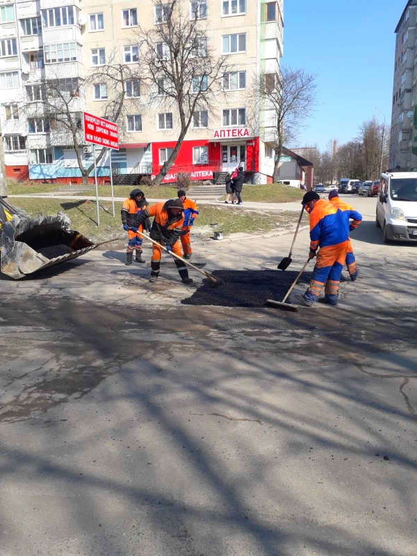 У Тернополі на проїжджих частинах латали ями. На яких вулицях ліквідували вибоїни (АДРЕСИ) на сайті 20minut.ua У Тернополі на проїжджих частинах латали ями. На яких вулицях ліквідували вибоїни (АДРЕСИ), фото №3 на сайті 20minut.ua