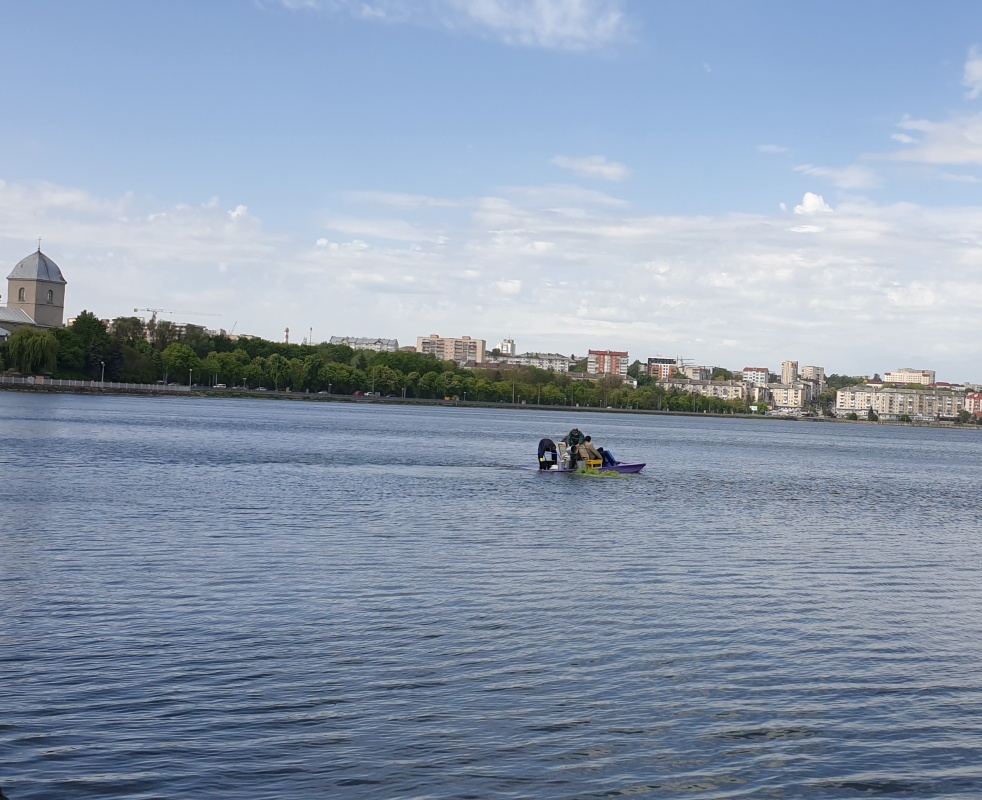 Екологи запустили у Тернопільський став спеціальні водорості, які допоможуть очистити водойму (ФОТО) на сайті 20minut.ua Екологи запустили у Тернопільський став спеціальні водорості, які допоможуть очистити водойму (ФОТО), фото №3 на сайті 20minut.ua